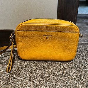 Michael Kors Jet set Crossbody Pebbled Leather Purse